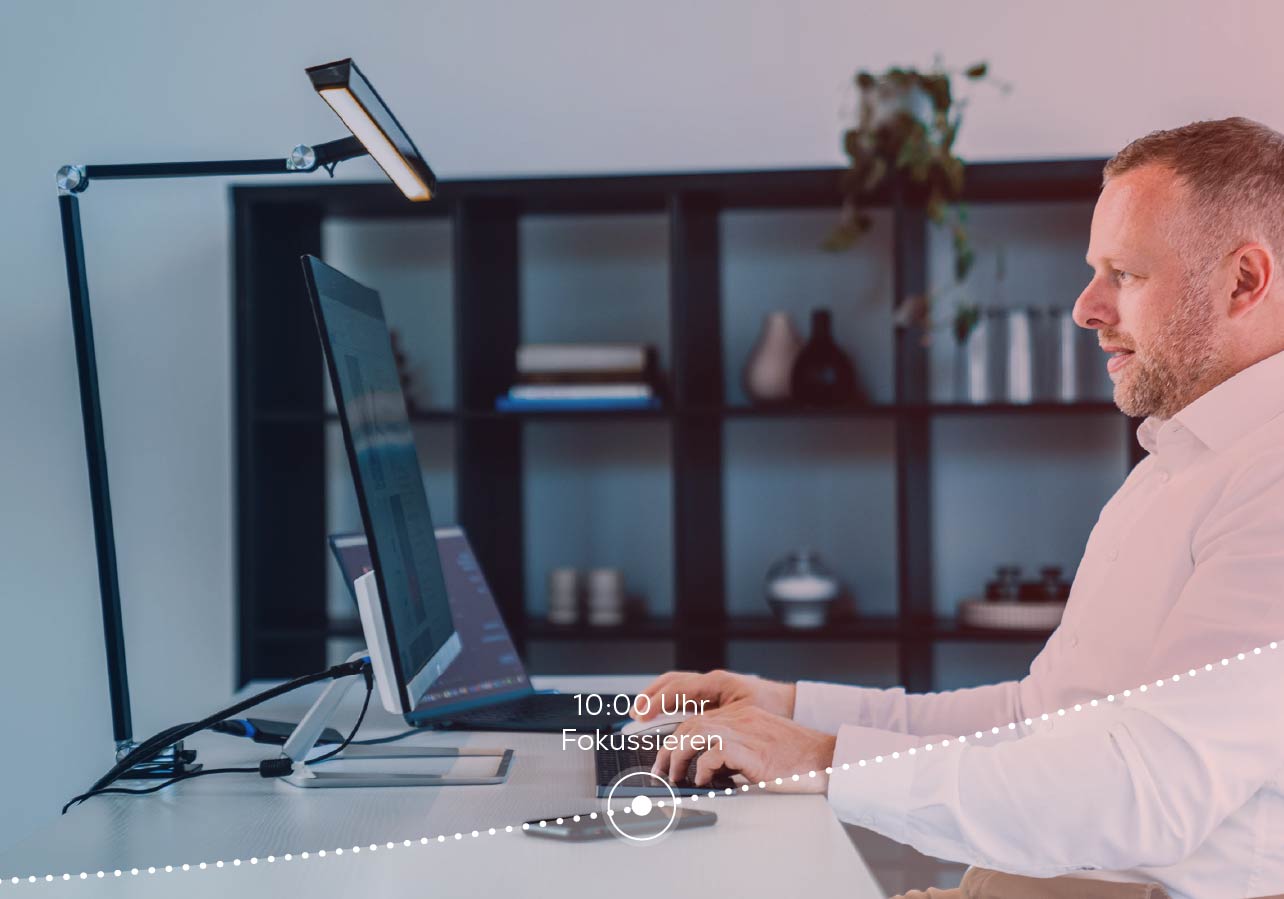 Konzentriert arbeiten am Schreibtisch